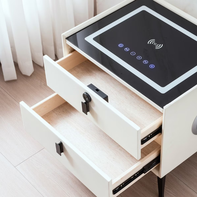 OKOP KP-588 Smart Éjjeli Szekrény Bluetooth Hangszóróval, RGB Világítással és 15W Vezeték Nélküli Töltéssel